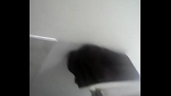 Домохозяйка мастурбирует на кухонном столе искусственным фаллосом