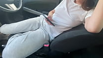 Секс в машине таксиста с привлекательной подругой в спущенных штанах